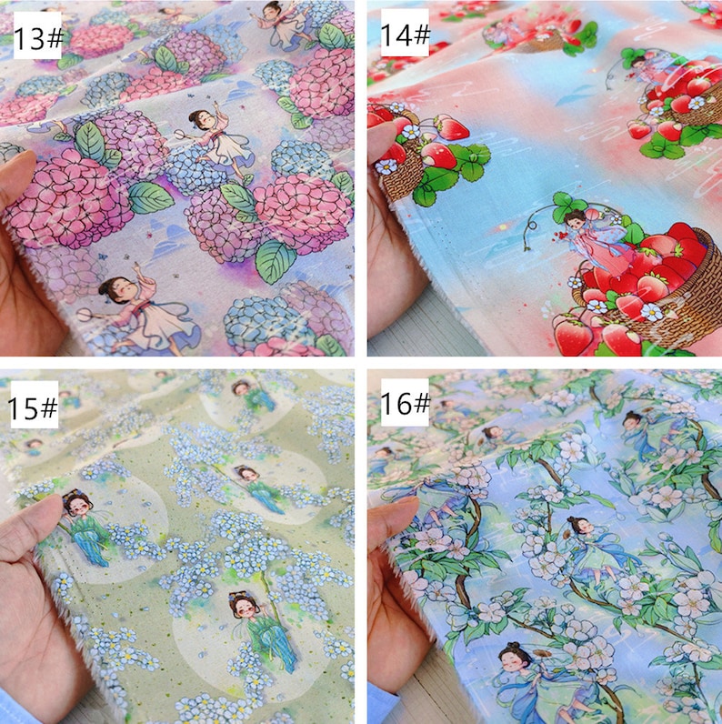 Puede incluir: Cuatro muestras de tela diferentes con varios patrones florales y de hadas. Las telas presentan un fondo azul claro con flores rosas y blancas, un fondo azul claro con fresas rojas, un fondo verde claro con flores azules y un fondo azul claro con flores blancas.