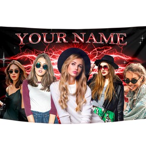 以下が含まれることがあります： 赤い稲妻と白い文字「YOUR NAME」が書かれた黒い旗。旗には、それぞれ異なる髪型とサングラスをかけた5人の女性が描かれている。