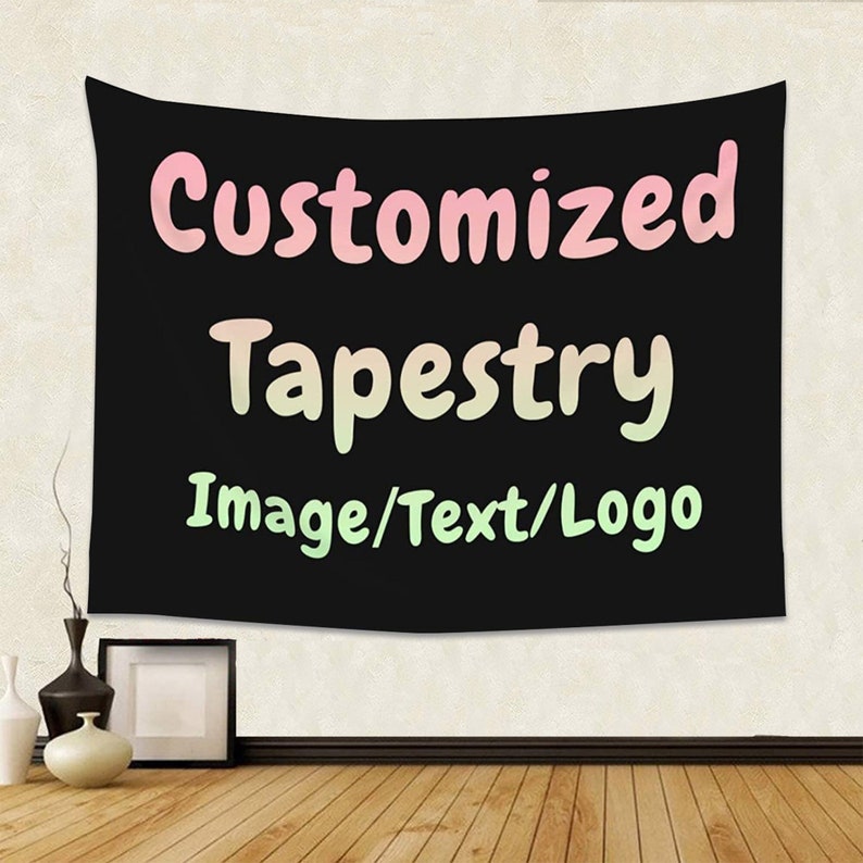 Pu&ograve; includere: Un arazzo da parete rettangolare nero con il testo Customized in rosa, Tapestry in un gradiente giallo chiaro e Image/Text/Logo in verde chiaro. Il tessuto &egrave; esposto orizzontalmente su una parete, mostrando le scritte stampate.