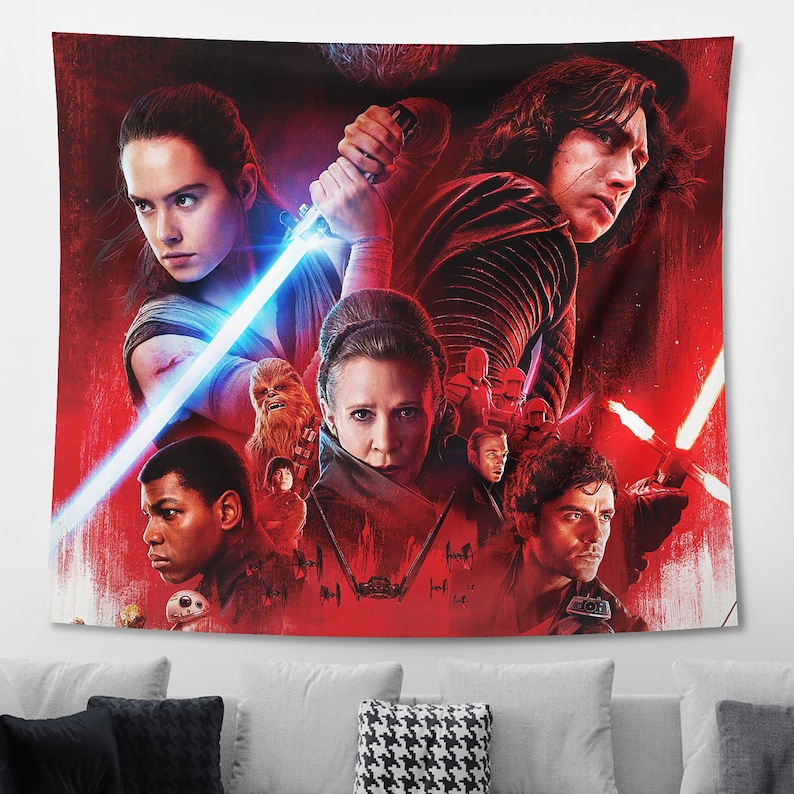 Pu&ograve; includere: Un arazzo rettangolare da parete con il design di una locandina del film Star Wars su uno sfondo rosso dominante. L'opera mostra diversi personaggi, tra cui Rey che impugna una spada laser blu brillante, Kylo Ren, Leia e Finn.