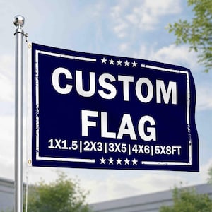Puede incluir: Una bandera personalizada azul marino con texto blanco y un borde blanco, montada en un mástil plateado. La bandera dice "CUSTOM FLAG" con opciones de tamaño. La bandera ondea al viento contra un cielo azul.