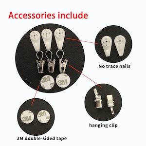 Pu&ograve; includere: Un set di accessori che include chiodi bianchi senza traccia con perni multipli, clip di sospensione in metallo argentato e cuscinetti adesivi biadesivi 3M. Il testo Accessories include, No trace nails, 3M double-sided tape e hanging clip &egrave; presente.