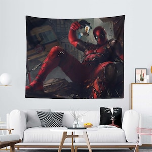 Pu&ograve; includere: Un arazzo da parete rettangolare che presenta un'illustrazione dinamica del personaggio Deadpool in un costume rosso e nero, avvolto da viticci neri. Il personaggio impugna una pistola con una bandiera che esce dalla canna riportante il testo BANG!
