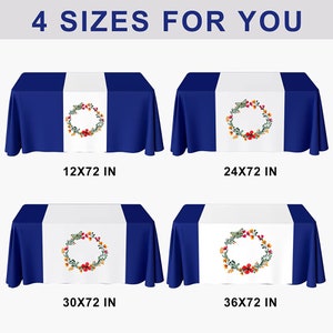 K&ouml;nnte beinhalten: Vier blau-wei&szlig;e Tischl&auml;ufer mit floralen Kranzdesigns werden gezeigt. Die L&auml;ufer sind in vier Gr&ouml;&szlig;en erh&auml;ltlich: 30x183 cm, 61x183 cm, 76x183 cm und 91x183 cm. Der Text "4 GR&Ouml;SSEN F&Uuml;R SIE" steht oben.