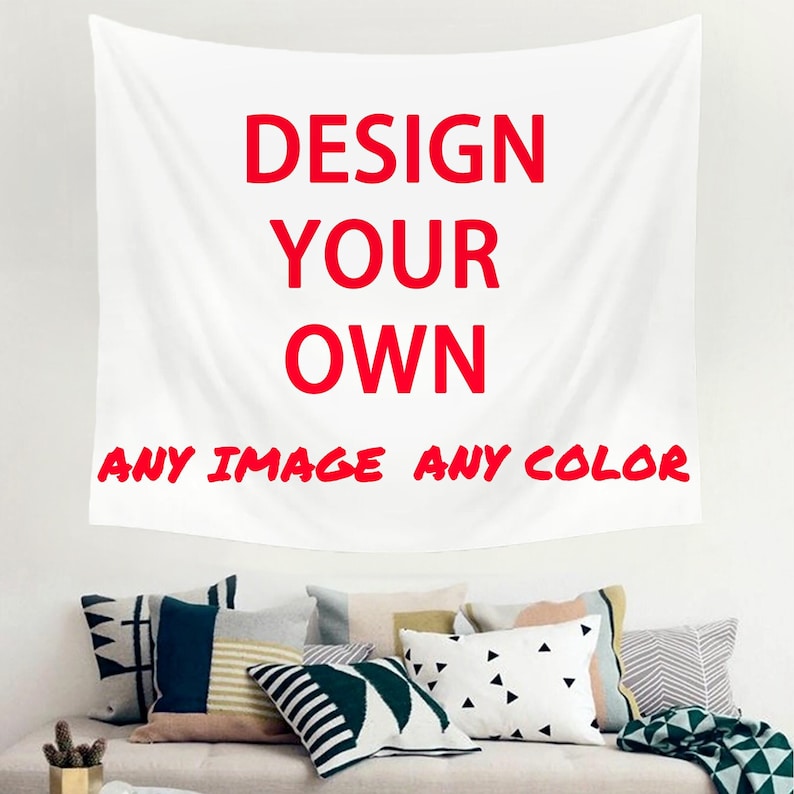 Pu&ograve; includere: Un arazzo da parete rettangolare bianco con il testo rosso "DESIGN YOUR OWN" in grandi lettere maiuscole, seguito dal testo rosso pi&ugrave; piccolo "ANY IMAGE ANY COLOR" centrato sotto. Il tessuto &egrave; appeso piatto contro una parete sopra un divano.