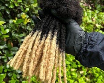 Extensiones de rastas con textura entrelazada en rubio miel ombré