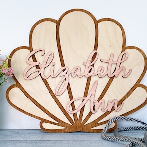 Enseigne en bois personnalisée coquillage, nom de chambre de bébé, cadeau de pendaison de crémaillère pour bébé, décoration de chambre de fille d'inspiration océan, art mural maison de plage