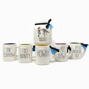 Puede incluir: Conjunto de seis tazas de cer&aacute;mica blanca con bordes interiores de colores y letras negras. Las tazas presentan citas de la franquicia de pel&iacute;culas Toy Story, incluyendo "The Clawwww", "To Infinity", "Howdy", "Yee Haw!" y "I'm a Nervous Rex".