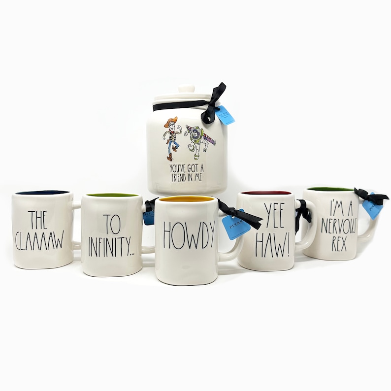 Puede incluir: Conjunto de seis tazas de cer&aacute;mica blanca con bordes interiores de colores y letras negras. Las tazas presentan citas de la franquicia de pel&iacute;culas Toy Story, incluyendo "The Clawwww", "To Infinity", "Howdy", "Yee Haw!" y "I'm a Nervous Rex".