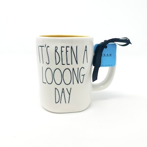 Puede incluir: Taza de cer&aacute;mica blanca con interior amarillo y texto negro que dice "It's been a loooong day".