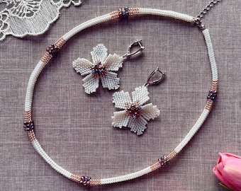 Handmade Beaded Necklace – Floral Elegance
