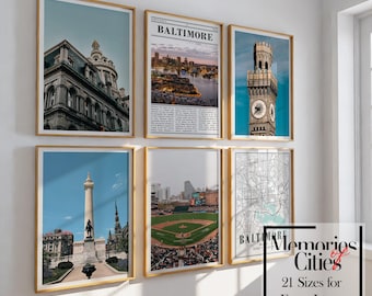 Peut inclure: Un ensemble de six impressions encadrées présentant différentes images de Baltimore, dans le Maryland. Les impressions comprennent une vue de la ville, une tour d'horloge, un stade de baseball, un monument et une carte. Les impressions sont toutes dans un cadre doré et sont disposées en grille sur un mur blanc.