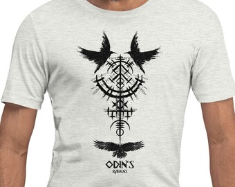 Könnte beinhalten: Ein hellgraues T-Shirt mit einem schwarz-weißen Grafikdesign, das einen stilisierten Baum mit Raben und dem Text "ODIN'S ravens" zeigt.