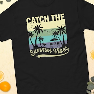 Catch the Summer Vibes T-Shirt, Retro Beach Tee, Palm Tree Sunset Shirt, Vacation Graphic Tee, Cool Summer Outfit, Unisex Casual Tee