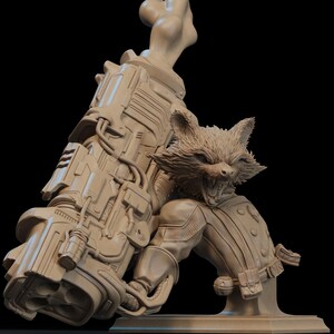 Op de afbeelding: Een bruinige sculptuur van Rocket Raccoon uit Guardians of the Galaxy, die een groot wapen vasthoudt. De sculptuur is gedetailleerd en toont Rockets vacht, uniform en de mechanische componenten van het wapen. De achtergrond is zwart.