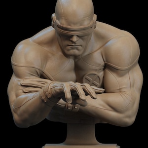 Może przedstawiać: Jasnobrązowe popiersie postaci X-Men, Cyklopa, ze szczegółowym odwzorowaniem jego kostiumu i wizjera. Rzeźba przedstawia muskularną sylwetkę i jest osadzona na cokole. Logo X-Men jest widoczne na ramieniu.