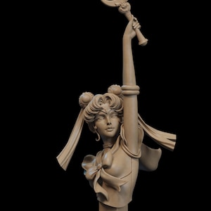 Könnte beinhalten: Beige Büstenskulptur einer weiblichen Figur mit langen Haaren, einer Schleife und einem hochgehaltenen Mondstab. Die Skulptur ist vor einem schwarzen Hintergrund platziert und zeigt das detaillierte Design der Figur.