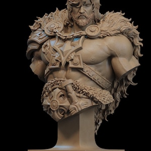 Puede incluir: Escultura de busto detallada de una figura masculina musculosa con cabello largo y barba. La escultura presenta intrincados detalles de armadura y piel alrededor de los hombros y el pecho. La figura está montada sobre una base rectangular.