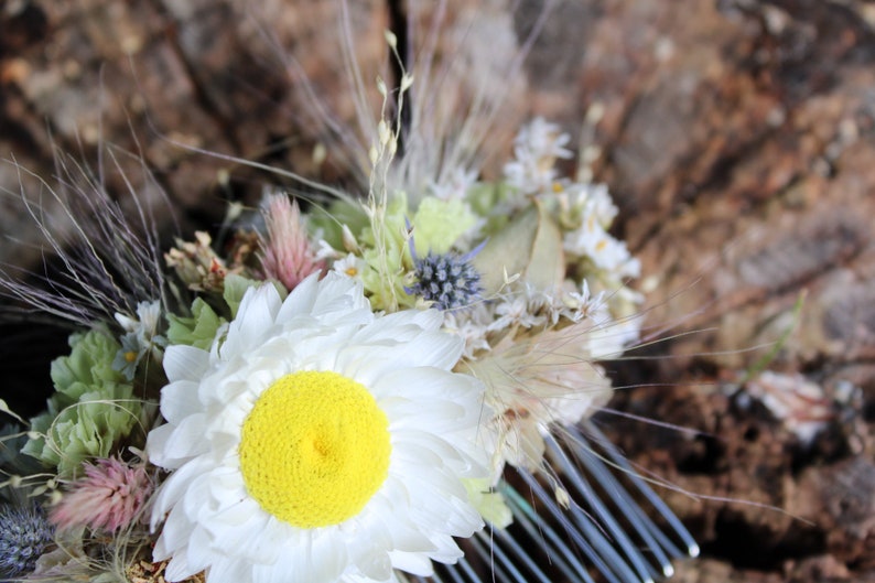 This image is of the top of the yellow and white hair comb. The soft spikes of the pink flamingo celosia and the hairs of the bunny tail grasses are in more detail in this image.