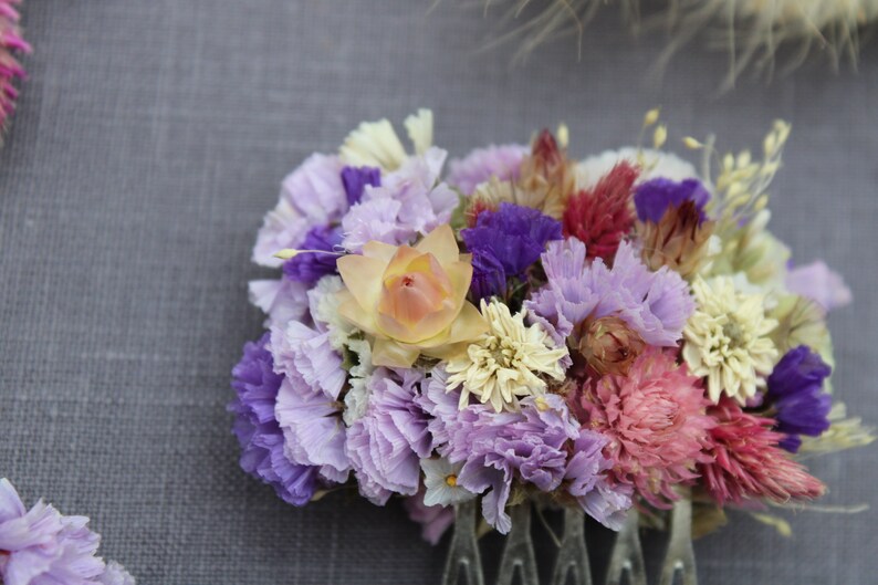 A close up of the left hand side detail on the small purple comb