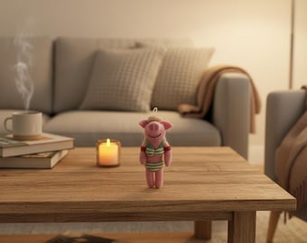 Cerdito en bikini adorable de fieltro de lana hecho a mano - Adorable colgante artesanal, regalo perfecto para amantes de los animales, adorno para el coche, accesorio para el bolso, pieza única hecha a mano.