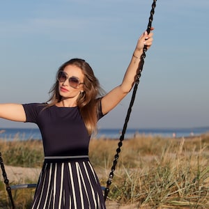 Blauwe jersey midi-jurk voor dames, gestreepte jurk met korte mouwen en zakken