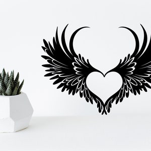 Puede incluir: Silueta negra de un corazón con alas. Las alas están detalladas con plumas y el corazón está vacío.