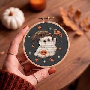 Patrón de punto de cruz de un pequeño fantasma al estilo de una bruja, pequeño gráfico de Halloween para la temporada espeluznante (PDF)