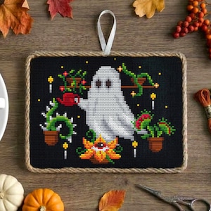 PDF de punto de cruz "Planta Fantasma", patrón botánico gótico: regalo de Halloween para jardineros con espíritu brujo.
