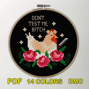 Puede incluir: Bordado de punto de cruz en un aro de madera con un pollo con un cuchillo, una corona de flores y rosas. El texto dice "DON'T TEST ME, BITCH". El dise&ntilde;o est&aacute; sobre un fondo negro con el texto "PDF 14 COLORS DMC".