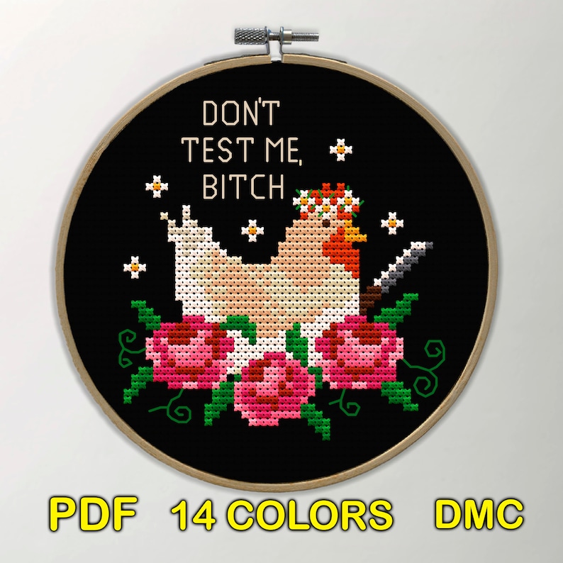 Puede incluir: Bordado de punto de cruz en un aro de madera con un pollo con un cuchillo, una corona de flores y rosas. El texto dice "DON'T TEST ME, BITCH". El dise&ntilde;o est&aacute; sobre un fondo negro con el texto "PDF 14 COLORS DMC".
