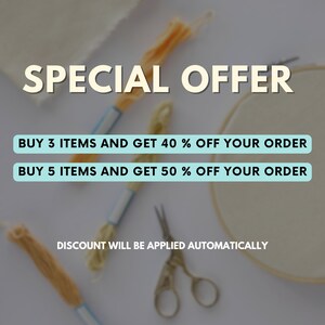 Puede incluir: Un fondo blanco con el texto "SPECIAL OFFER" en letras grandes, negritas y blancas. Debajo del texto hay dos cuadros azules con el texto "BUY 3 ITEMS AND GET 40% OFF YOUR ORDER" y "BUY 5 ITEMS AND GET 50% OFF YOUR ORDER". Debajo de los cuadros est&aacute; el texto "DISCOUNT WILL BE APPLIED AUTOMATICALLY".