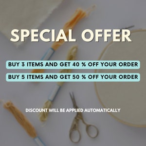 Puede incluir: Imagen que presenta suministros de bordado con el texto: "OFERTA ESPECIAL". Muestra carretes de hilo, tijeras y un bastidor de bordado. El texto ofrece descuentos: Compra 3 art&iacute;culos, obt&eacute;n un 40% de descuento, y compra 5 art&iacute;culos, obt&eacute;n un 50% de descuento. Descuento aplicado autom&aacute;ticamente.