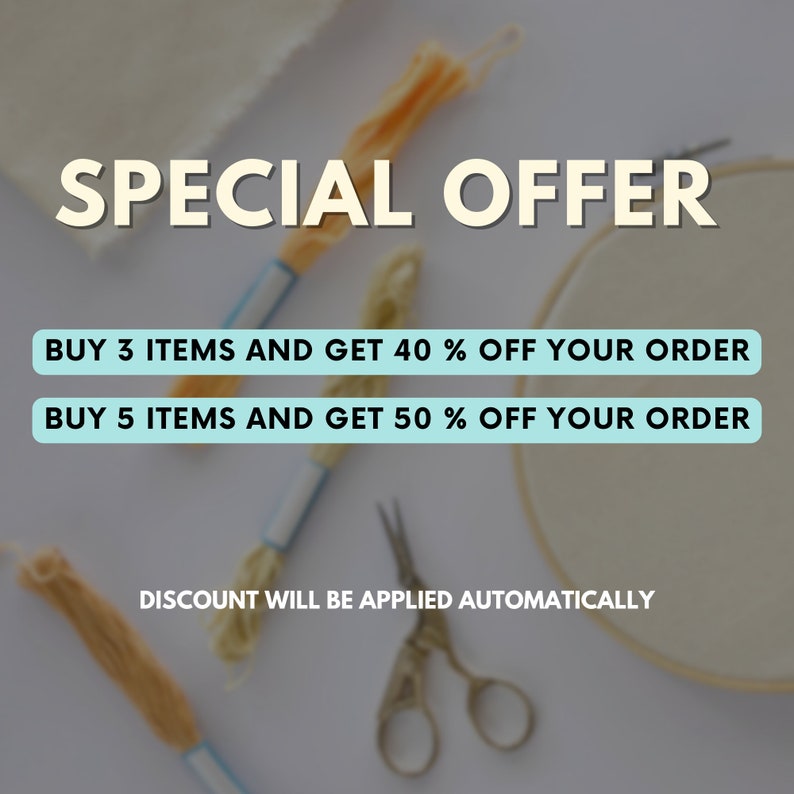 Puede incluir: Imagen que presenta suministros de bordado con el texto: "OFERTA ESPECIAL". Muestra carretes de hilo, tijeras y un bastidor de bordado. El texto ofrece descuentos: Compra 3 art&iacute;culos, obt&eacute;n un 40% de descuento, y compra 5 art&iacute;culos, obt&eacute;n un 50% de descuento. Descuento aplicado autom&aacute;ticamente.