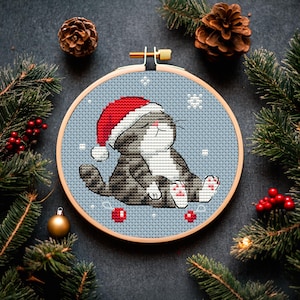 Patrón de punto de cruz de gato navideño en PDF, gato atigrado gris soñoliento con gorro de Papá Noel