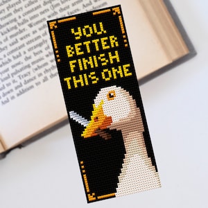 Op de afbeelding: Een zwarte en gele bladwijzer met een witte gans en de tekst "You better finish this one!"
