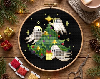 Kerstspookjes kruissteekpatroon voor liefhebbers van gothic decoratie, spooktrio dat de kerstboom versiert (PDF)