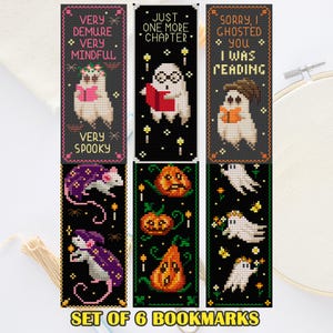 Puede incluir: Juego de 6 marcapáginas de punto de cruz con temas de Halloween. Los diseños incluyen fantasmas, calabazas y una rata. Cada marcapáginas tiene un fondo negro con acentos coloridos y texto.