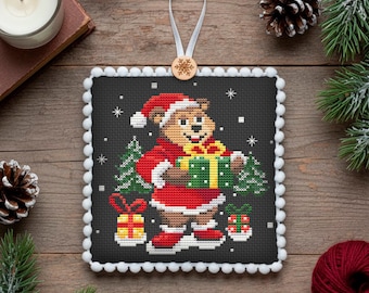 Kerstbeer kruissteekpatroon, kerstmanpak met cadeaubox en bomen, ornament PDF-schema