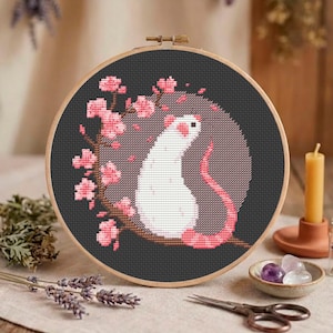 Divertente topo Sakura a punto croce PDF, Topolino floreale scuro su ramo di ciliegio, Ricamo primaverile