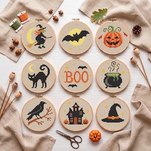 Puede incluir: Nueve bastidores de bordado circulares de madera con patrones de punto de cruz de Halloween. Los diseños incluyen una bruja, murciélago, calabaza, gato negro, el texto BOO, un caldero, cuervo, casa encantada y sombrero de bruja.