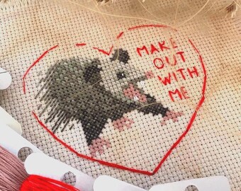 Kruissteekpatroon van een buidelrat met een hartje waarop staat "Make With Me", grappig Valentijnspatroon (PDF).