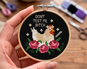 Patrón PNG de punto de cruz de pollo sarcástico, arte divertido de estilo cottagecore con rosas rosas y cuchillo