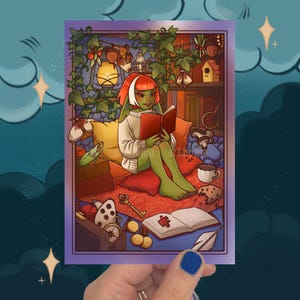 Könnte beinhalten: Illustration eines grün gehäuteten Wesens mit roten Haaren, das ein Buch liest. Die Szene umfasst Kissen, Bücher und eine skurrile Umgebung mit einer Laterne und Blättern. Das Kunstwerk hat ein Fantasy-Thema und eine gemütliche Atmosphäre.
