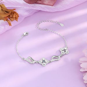 Pulsera de trébol para madre: pulsera de trébol de cuatro hojas personalizada con piedras de nacimiento y nombres grabados, regalo de plata hecho a mano para mamá o para ella.