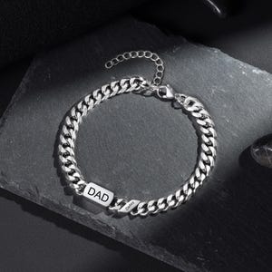 Pulsera para papá con nombre de niño – Cadena cubana personalizada con cuentas grabadas – Regalo personalizado para el Día del Padre o cumpleaños