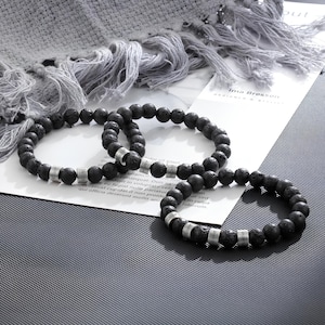 Pulsera de cuentas negras: pulsera de ónix para hombre, pulsera de ágata negra, pulsera blanca y negra, pulsera de bolas, cuentas de lava, con 2, 3 o 4 nombres personalizados