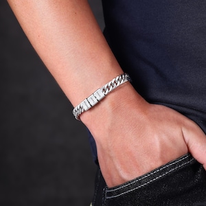 Pulsera de eslabones cubanos personalizada para hombre: pulsera con nombre grabado personalizado para papá, joyería familiar de acero inoxidable plateado, regalo para él o su esposo.