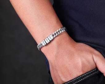 Bracciale a maglie cubane personalizzato da uomo - Bracciale con nome inciso personalizzato per papà, gioiello di famiglia in acciaio inossidabile argentato, regalo per lui e per il marito - Italia