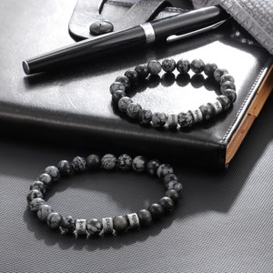 Aangepaste kralen armband lavasteen voor vader, echtgenoot met kindernaam - familiearmband - heren zwart-grijze armband - sieraden cadeau voor hem